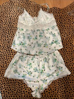 Victoria’s Secret lingerie camo top and shorts set flower and bee print Large